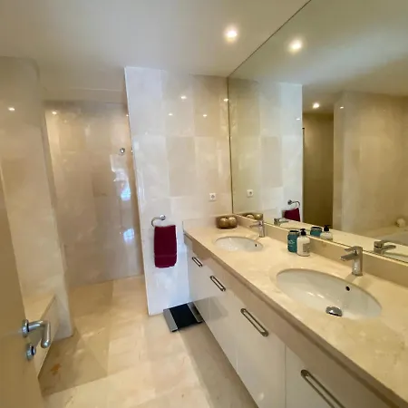 Modern 2 Bedroom Apartment In Beachfront Community *